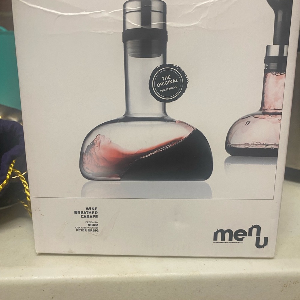 Wine aerator and breather made of glass, includes the top that preserves wine.